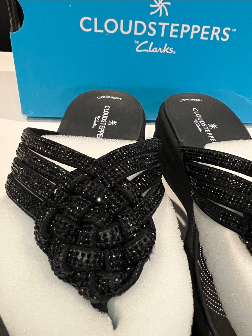 Clarks Cloudsteppers Black Beaded Thong Sandals - Picture 3 of 6